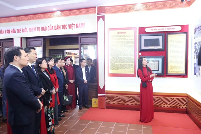 Chi tiết kh&ocirc;ng gian trưng b&agrave;y thể hiện sự kết hợp h&agrave;i h&ograve;a giữa gi&aacute; trị truyền thống v&agrave; c&aacute;ch tiếp cận trưng b&agrave;y hiện đại