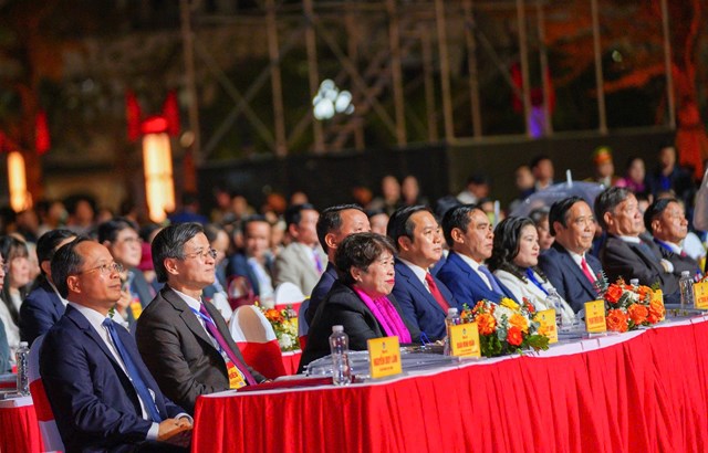 C&aacute;c đại biểu dự Lễ kỷ niệm 260 năm Ng&agrave;y sinh Đại thi h&agrave;o Nguyễn Du tại Quảng trường Th&agrave;nh Sen.