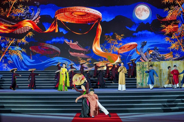 Chương tr&igrave;nh nghệ thuật &ldquo;Đại thi h&agrave;o Nguyễn Du &ndash; chữ t&acirc;m s&aacute;ng m&atilde;i&rdquo; được d&agrave;n dựng c&ocirc;ng phu, gi&agrave;u gi&aacute; trị tư tưởng v&agrave; nghệ thuật.