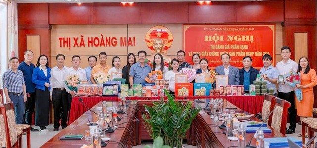 H&igrave;nh ảnh một buổi trao chứng nhận OCOP tr&ecirc;n địa b&agrave;n Thị x&atilde; Ho&agrave;ng Mai