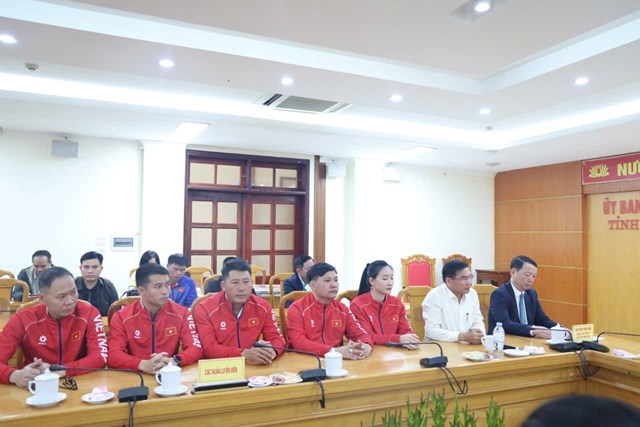 C&aacute;c HLV, VĐV đo&agrave;n thể thao H&agrave; Tĩnh tại buổi gặp mặt tuy&ecirc;n dương, khen thưởng.