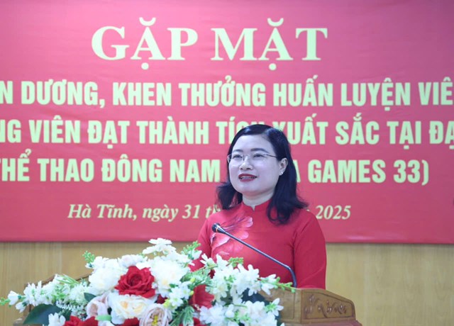 Ph&oacute; Chủ tịch UBND tỉnh Nguyễn Thị Nguyệt ph&aacute;t biểu ch&uacute;c mừng th&agrave;nh t&iacute;ch của&nbsp; thể thao H&agrave; Tĩnh.