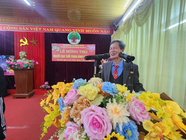 &Ocirc;ng Lại Cao M&ugrave;i - Chi hội trưởng Hội Người cao tuổi ph&aacute;t biểu, khẳng định vai tr&ograve; của lớp người đi trước trong x&acirc;y dựng đời sống văn h&oacute;a khu d&acirc;n cư.