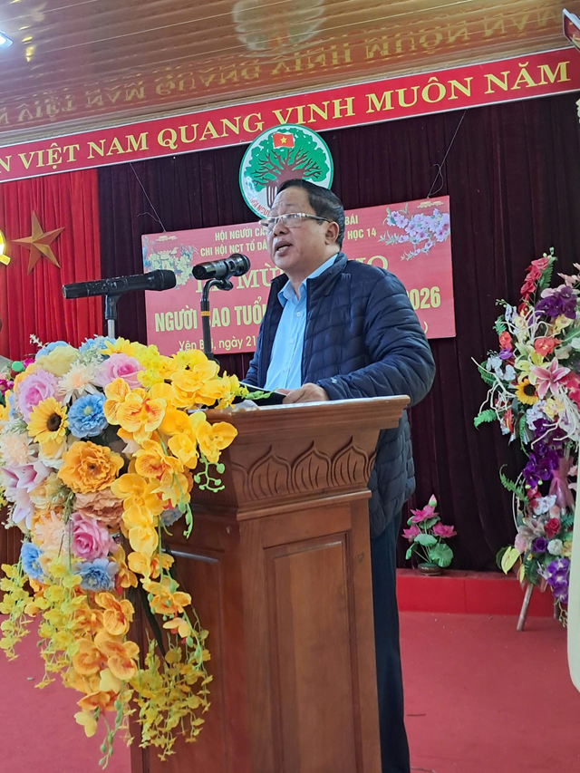 &Ocirc;ng Nguyễn Văn Th&ecirc;m - Ủy vi&ecirc;n Ủy ban Mặt trận Tổ quốc Việt Nam phường Y&ecirc;n B&aacute;i, B&iacute; thư Chi bộ, Trưởng ban Mặt trận Tổ quốc Tổ d&acirc;n phố ph&aacute;t biểu ch&uacute;c mừng c&aacute;c cụ cao ni&ecirc;n.