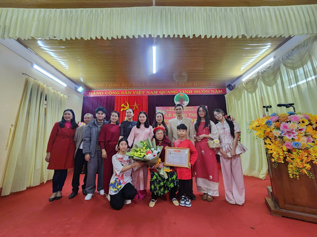 Gia đ&igrave;nh cụ Vũ Thị Huế qu&acirc;y quần ch&uacute;c thọ, lưu giữ khoảnh khắc ấm &aacute;p v&agrave; đầy &yacute; nghĩa trong ng&agrave;y đầu xu&acirc;n.