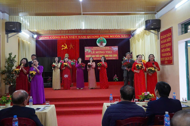 Nh&oacute;m văn nghệ của chị em phụ nữ tổ d&acirc;n phố biểu diễn ch&uacute;c mừng, tạo kh&ocirc;ng kh&iacute; vui tươi, rộn r&agrave;ng cho buổi lễ.