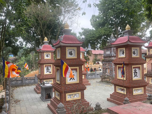 Vườn th&aacute;p ch&ugrave;a Trăm Gian