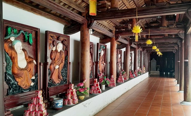 Ph&ugrave; đi&ecirc;u gỗ 18 vị La H&aacute;n tại ch&ugrave;a Trăm Gian được chạm khắc tinh xảo.