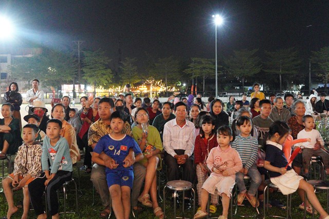 Chương tr&igrave;nh nghệ thuật thu h&uacute;t đ&ocirc;ng đảo nh&acirc;n d&acirc;n tr&ecirc;n địa b&agrave;n tham dự.