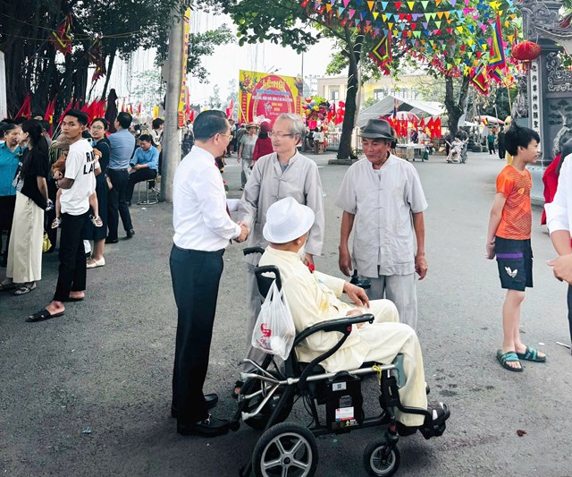 Đồng ch&iacute; B&ugrave;i Mạnh Thắng - Chủ tịch UBND x&atilde; Quảng Bị bắt tay bậc tiền bối