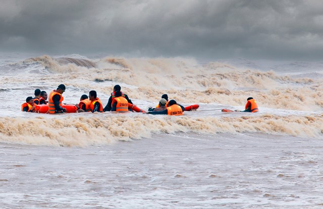 Đặc c&ocirc;ng Hải qu&acirc;n tham gia cư&uacute; hộ, cứu nạn T&agrave;u Visip1 tại cảng Cửa Việt - tỉnh Quảng Trị