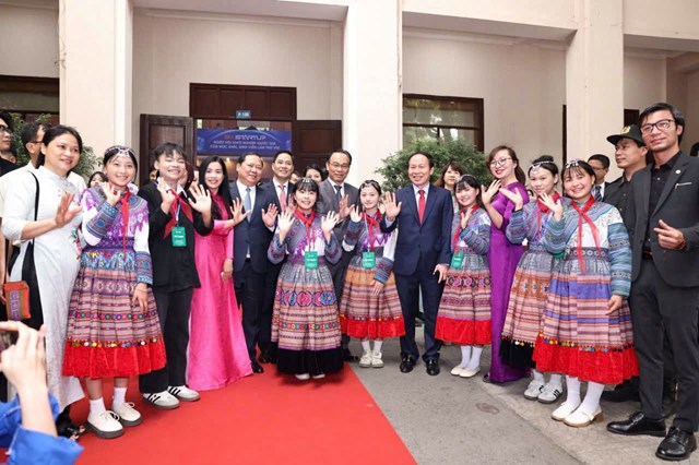 Ph&oacute; Thủ tướng Ch&iacute;nh phủ L&ecirc; Tiến Ch&acirc;u, Bộ trưởng Gi&aacute;o dục v&agrave; Đ&agrave;o tạo Ho&agrave;ng Minh Sơn chụp ảnh c&ugrave;ng c&aacute;c em học sinh, sinh vi&ecirc;n tham gia ng&agrave;y hội.