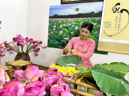 Nghệ nh&acirc;n t&aacute;ch phần gạo sen khỏi hoa. (Ảnh: Nghệ nh&acirc;n Trinh Nương)