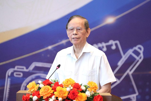 PGS.TS. Nguyễn Hồng Vinh, nguy&ecirc;n Chủ tịch Hội Nh&agrave; b&aacute;o Việt Nam, nguy&ecirc;n Tổng Bi&ecirc;n tập B&aacute;o Nh&acirc;n D&acirc;n, Đại biểu Quốc hội kh&oacute;a X v&agrave; XI tr&igrave;nh b&agrave;y tham luận với chủ đề &ldquo;Tiếng n&oacute;i Di&ecirc;n Hồng: Từ nghị trường đến trang b&aacute;o&rdquo; tại diễn đ&agrave;n.