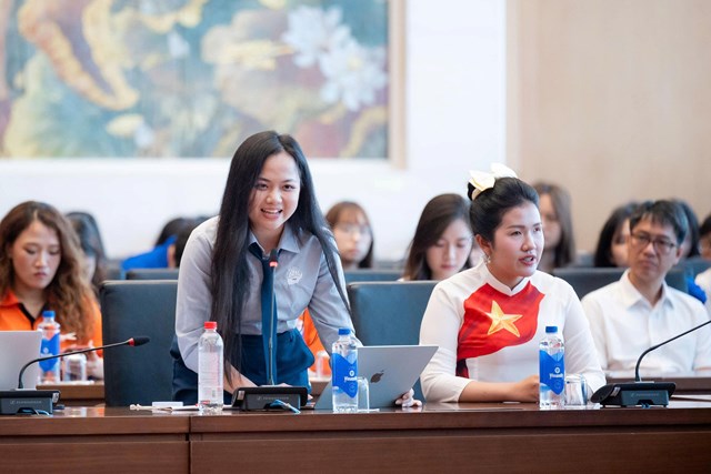 L&ecirc; Thị Phương Uy&ecirc;n, sinh vi&ecirc;n ng&agrave;nh Truyền th&ocirc;ng Quốc tế, Học viện Ngoại giao, chia sẻ về vai tr&ograve; của truyền th&ocirc;ng ch&iacute;nh s&aacute;ch trong việc gi&uacute;p c&ocirc;ng ch&uacute;ng, đặc biệt l&agrave; giới trẻ v&agrave; bạn b&egrave; quốc tế, hiểu r&otilde; hơn c&aacute;c quyết s&aacute;ch của Quốc hội, đồng thời lan tỏa niềm đam m&ecirc; với b&aacute;o ch&iacute; nghị trường.