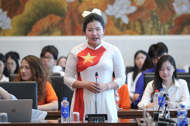 Vũ Thị Hải Anh, sinh vi&ecirc;n ng&agrave;nh Quan hệ c&ocirc;ng ch&uacute;ng, Viện Đ&agrave;o tạo B&aacute;o ch&iacute; v&agrave; Truyền th&ocirc;ng, Trường Đại học Khoa học X&atilde; hội v&agrave; Nh&acirc;n văn, Đại học Quốc gia H&agrave; Nội, đặt c&acirc;u hỏi về việc l&agrave;m thế n&agrave;o để b&aacute;o ch&iacute; vừa giữ vững t&iacute;nh kh&aacute;ch quan, độc lập nghề nghiệp, vừa ph&aacute;t huy hiệu quả vai tr&ograve; phản biện v&agrave; truyền tải tiếng n&oacute;i từ thực tiễn đến c&aacute;c cơ quan hoạch định ch&iacute;nh s&aacute;ch.