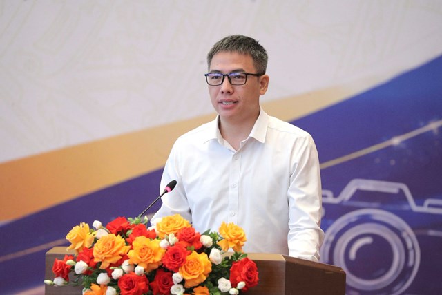 TS. Phan Văn Kiền, Viện trưởng Viện Đ&agrave;o tạo B&aacute;o ch&iacute; v&agrave; Truyền th&ocirc;ng, Trường Đại học Khoa học X&atilde; hội v&agrave; Nh&acirc;n văn, Đại học Quốc gia H&agrave; Nội điều phối phi&ecirc;n đối thoại &ldquo;Truyền lửa &ndash; Sứ mệnh kiến tạo của người cầm b&uacute;t trẻ&rdquo; tại diễn đ&agrave;n.