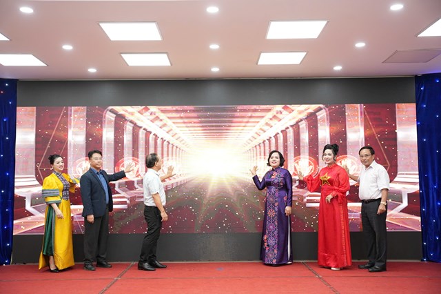 Đại biểu thực hiện nghi thức khai trương Văn ph&ograve;ng X&uacute;c tiến Thương mại v&agrave; Hợp t&aacute;c Quốc tế, đ&aacute;nh dấu bước khởi đầu cho m&ocirc; h&igrave;nh kết nối doanh nghiệp, th&uacute;c đẩy hợp t&aacute;c quốc tế v&agrave; đổi mới s&aacute;ng tạo.