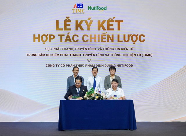 Đại diện Nutifood v&agrave; Trung t&acirc;m Đo kiểm Ph&aacute;t thanh, Truyền h&igrave;nh v&agrave; Th&ocirc;ng tin điện tử k&yacute; kết thỏa thuận hợp t&aacute;c triển khai chương tr&igrave;nh đ&agrave;o tạo, bồi dưỡng nghiệp vụ v&agrave; ph&aacute;t triển nguồn nh&acirc;n lực truyền th&ocirc;ng số&nbsp;
