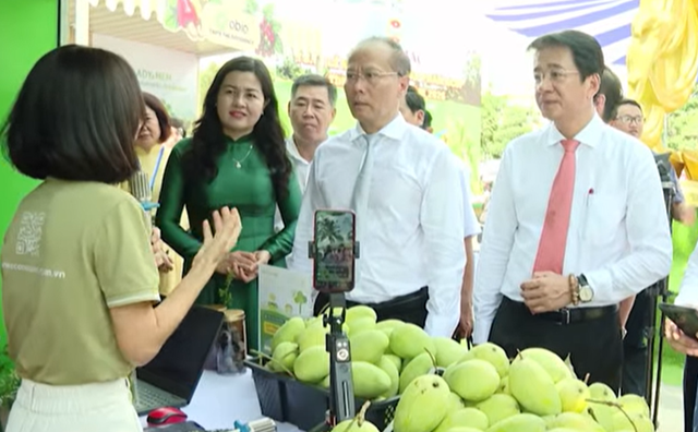 &Ocirc;ng Nguyễn Khắc H&agrave; - Ph&oacute; B&iacute; thư Tỉnh ủy, Chủ tịch Ủy ban MTTQ Việt Nam tỉnh v&agrave; &ocirc;ng Nguyễn Long Bi&ecirc;n - Ủy vi&ecirc;n Ban Thường vụ Tỉnh ủy, Ph&oacute; Chủ tịch Thường trực UBND tỉnh tham quan gian h&agrave;ng đặc sản