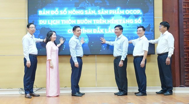 Đại diện Bộ NN&amp;MT c&ugrave;ng L&atilde;nh đạo tỉnh Đắk Lắk thể hiện nghi thức ra mắt Bản đồ số n&ocirc;ng sản, sản phẩm OCOP v&agrave; du lịch th&ocirc;n bu&ocirc;n tr&ecirc;n nền tảng số