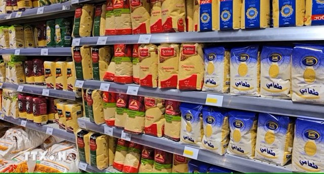 Người d&acirc;n Algeria vẫn ti&ecirc;u d&ugrave;ng rất nhiều hạt couscous - một sản phẩm từ l&uacute;a mỳ.