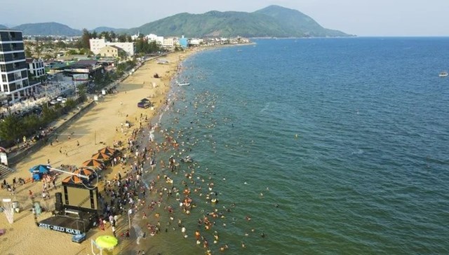 Biển Thi&ecirc;n Cầm h&agrave;ng năm thu h&uacute;t được lượng kh&aacute;ch đ&ocirc;ng đảo&nbsp;