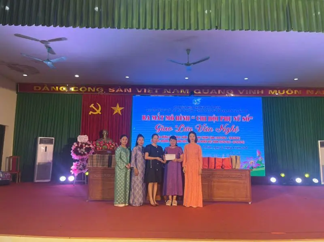 Gi&aacute;m đốc Trung t&acirc;m Dạy nghề Triệu Thị Hoa trao những phần qu&agrave; nghĩa t&igrave;nh tới người yếu thế tr&ecirc;n địa b&agrave;n.&nbsp;&nbsp;