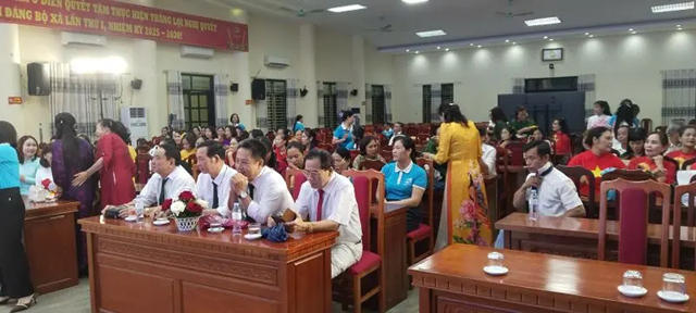 C&aacute;c đại biểu, c&aacute;n bộ, hội vi&ecirc;n phụ nữ v&agrave; người d&acirc;n tham dự chương tr&igrave;nh ra mắt m&ocirc; h&igrave;nh &ldquo;Chi hội Phụ nữ số&rdquo;.