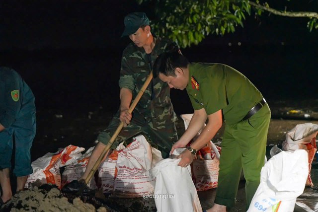 Lực lượng chức năng x&atilde; Xu&acirc;n Mai v&agrave; nh&acirc;n d&acirc;n đang đắp những v&ugrave;ng đ&ecirc; nước d&acirc;ng