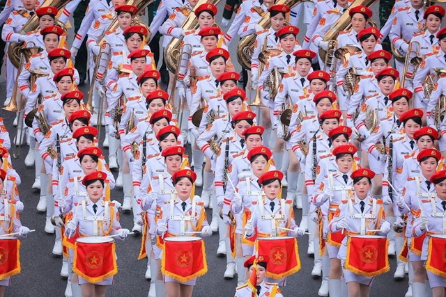 Khối qu&acirc;n nhạc trong Đại lễ A80 cất vang những giai điệu h&ugrave;ng tr&aacute;ng, g&oacute;p phần tạo n&ecirc;n kh&ocirc;ng kh&iacute; trang nghi&ecirc;m v&agrave; gi&agrave;u cảm x&uacute;c.