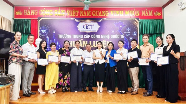 Đội ngũ giảng vi&ecirc;n ICT chụp ảnh lưu niệm sau hai ng&agrave;y học tập, trao đổi v&agrave; chuẩn h&oacute;a chuy&ecirc;n m&ocirc;n. &nbsp;
