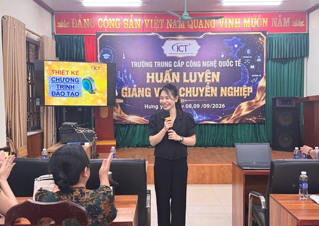 B&agrave; L&ecirc; Kiều Duy&ecirc;n &ndash; Hiệu trưởng Trường Trung cấp C&ocirc;ng nghệ Quốc tế ICT trao đổi về x&acirc;y dựng gi&aacute;o &aacute;n v&agrave; hồ sơ giảng theo y&ecirc;u cầu của gi&aacute;o dục nghề nghiệp.