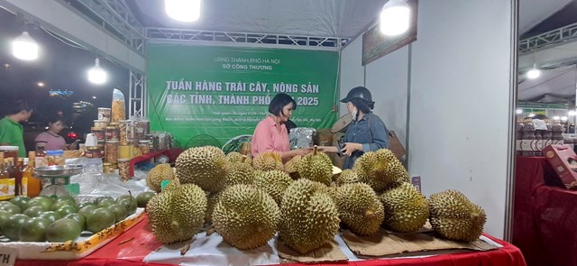 Sản phẩm sầu riêng tại hội chợ. Ảnh: Thanh Hiền