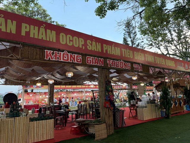 Kh&ocirc;ng gian thưởng tr&agrave; được đặt tại triển l&atilde;m&nbsp;