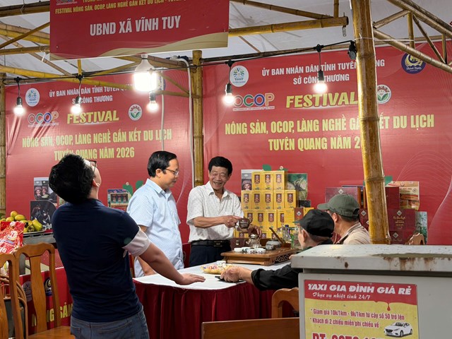 H&agrave;ng trăm sản phẩm n&ocirc;ng sản, OCOP v&agrave; sản phẩm l&agrave;ng nghề đặc trưng&nbsp;được giới thiệu đến du kh&aacute;ch v&agrave; người d&acirc;n.&nbsp;