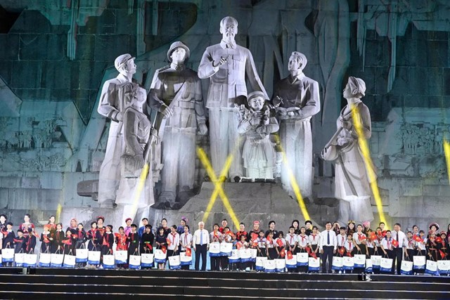 Học sinh c&oacute; ho&agrave;n cảnh kh&oacute; khăn, đạt th&agrave;nh t&iacute;ch cao trong học tập nhận qu&agrave; v&agrave; chụp ảnh lưu niệm&nbsp; c&ugrave;ng c&aacute;c đồng ch&iacute; l&atilde;nh đạo