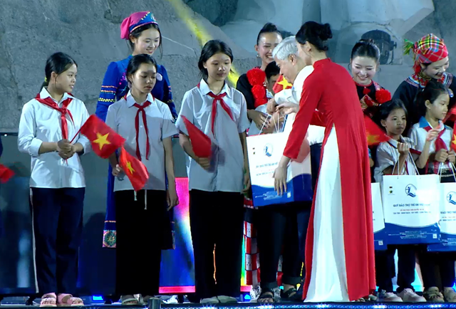 Học sinh c&oacute; ho&agrave;n cảnh kh&oacute; khăn, đạt th&agrave;nh t&iacute;ch trong học tập được nhận qu&agrave; từ c&aacute;c đồng ch&iacute; l&atilde;nh đạo
