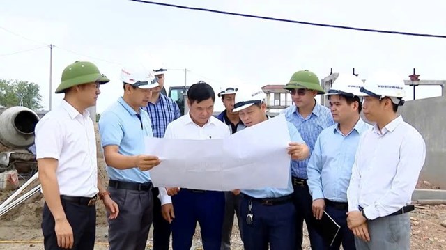 L&atilde;nh đạo v&agrave; c&aacute;n bộ Ban kiểm tra tiến độ, chất lượng dự &aacute;n