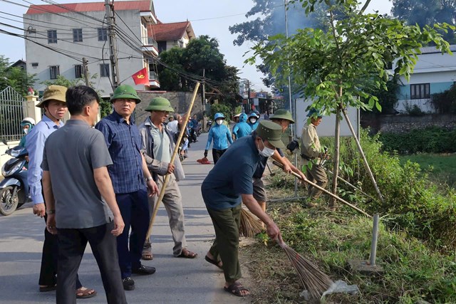 Cán bộ và nhân dân xã Phú Nghĩa vệ sinh môi trường, làm sạch làng quê