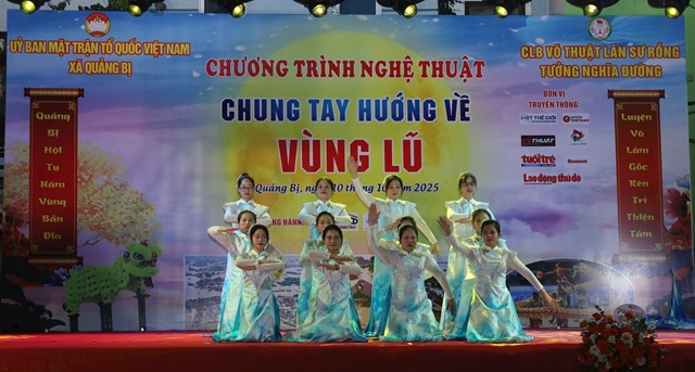 Nhân dân xã Quảng Bị biểu diễn nhiều tiết mục nghệ thuật ấn tượng.
