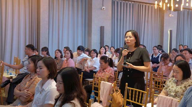 Các đại biểu thảo luận về quy trình rà soát hộ nghèo và giải pháp giảm nghèo bền vững. Ảnh: Minh Phú