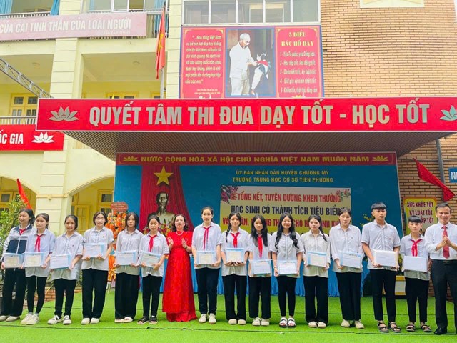 các em học sinh đạt thành tích cao trong năm học