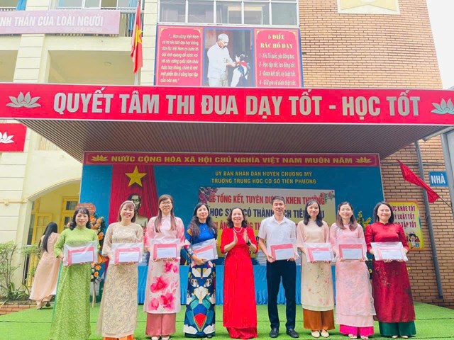 Các giáo viên đạt thành tích trong năm qua
