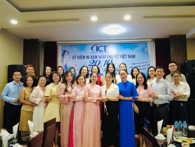 Ban Gi&aacute;m hiệu Trường Trung cấp C&ocirc;ng nghệ Quốc tế ICT chụp ảnh lưu niệm c&ugrave;ng c&aacute;c nữ c&aacute;n bộ, gi&aacute;o vi&ecirc;n, nh&acirc;n vi&ecirc;n nh&agrave; trường nh&acirc;n dịp kỷ niệm 96 năm Ng&agrave;y Phụ nữ Việt Nam 20/10