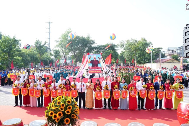 Ban tổ chức trao Cờ lưu niệm và phần thưởng cho các tập thể, cá nhân có thành tích xuất sắc tại Đại hội.