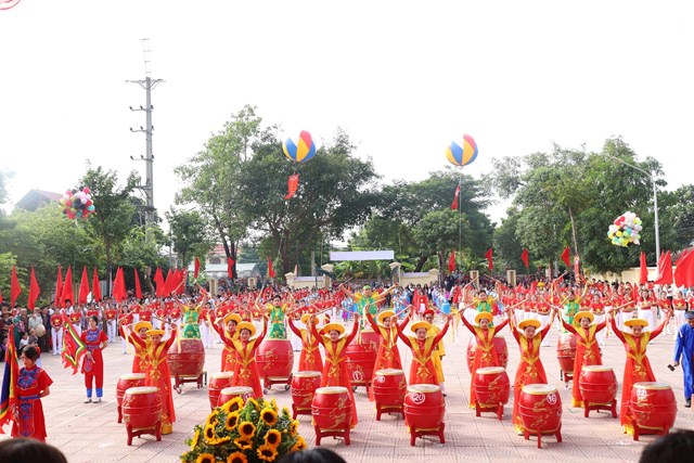 Màn trống hội của Câu lạc bộ thôn Hòa Xá mở đầu chương trình khai mạc, tạo không khí sôi nổi cho Đại hội.