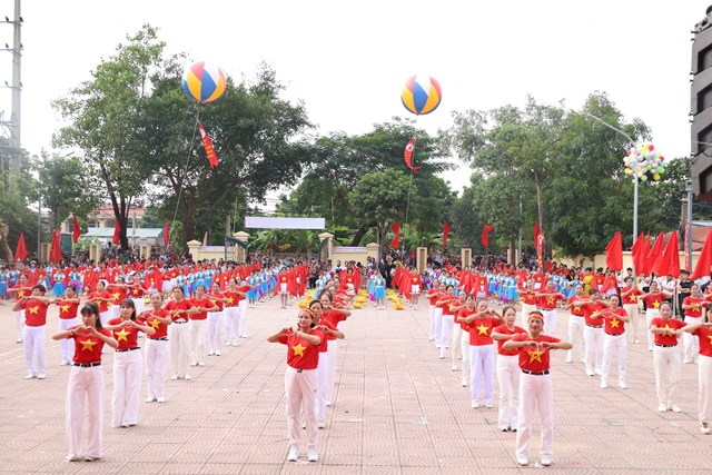 Màn đồng diễn của Hội Liên hiệp phụ nữ xã Hòa Phú với chủ đề “Sức trẻ hôm nay, vững bước ngày mai”.