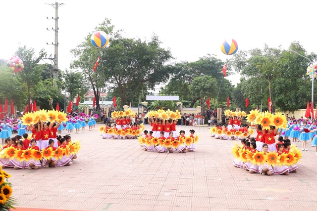 Học sinh xã Hòa Phú biểu diễn đồng diễn thể dục, thể hiện tinh thần rèn luyện và đoàn kết.