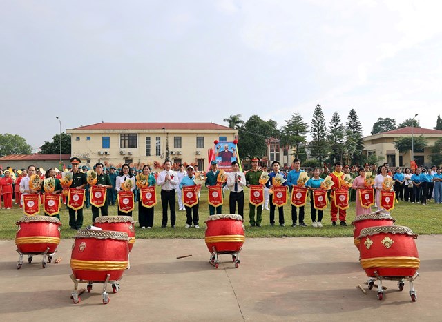 Lãnh đạo xã Xuân Mai tặng Cờ lưu niệm cho các đơn vị tham gia Đại hội.